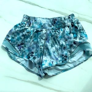 Lululemon Hotty Hot Low-Rise Lined Short 2.5